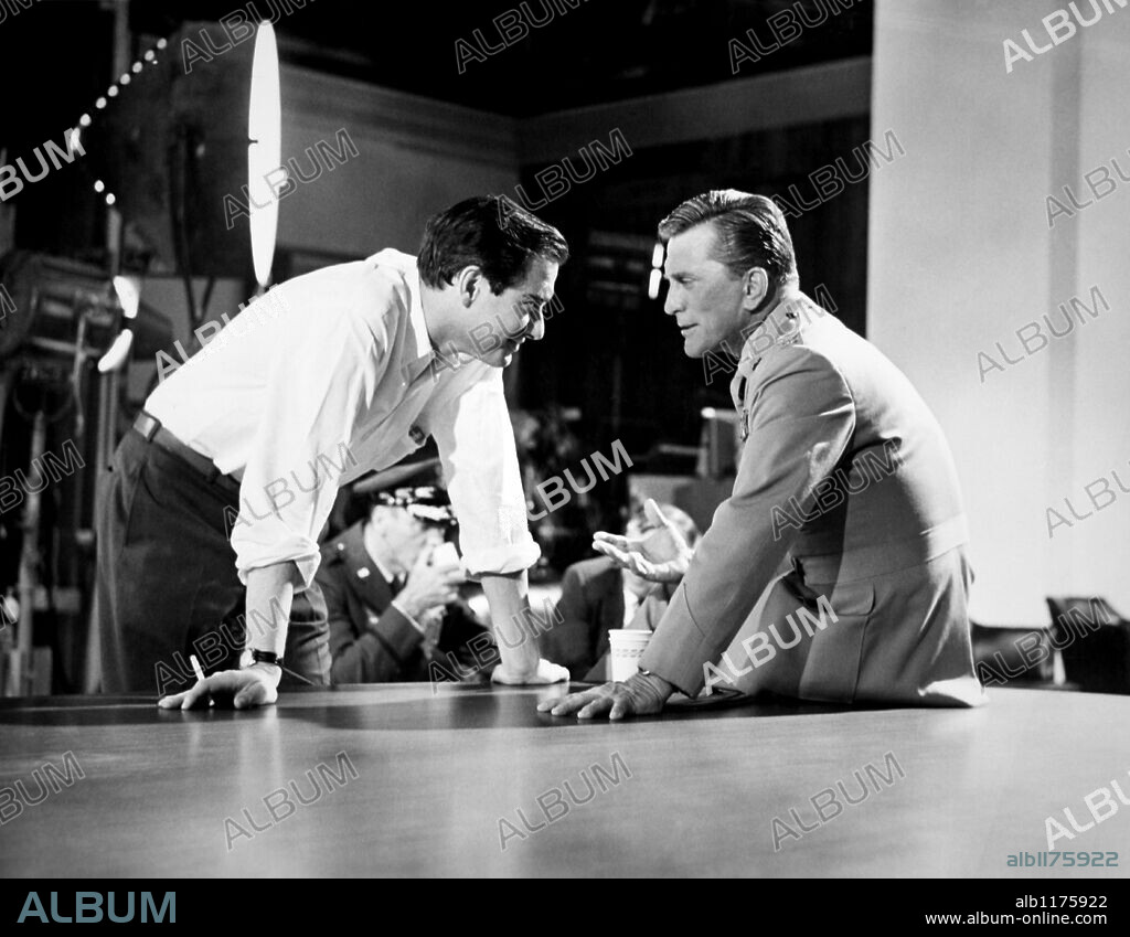 JOHN FRANKENHEIMER and KIRK DOUGLAS in SEVEN DAYS IN MAY, 1964, directed by JOHN FRANKENHEIMER. Copyright PARAMOUNT PICTURES.
