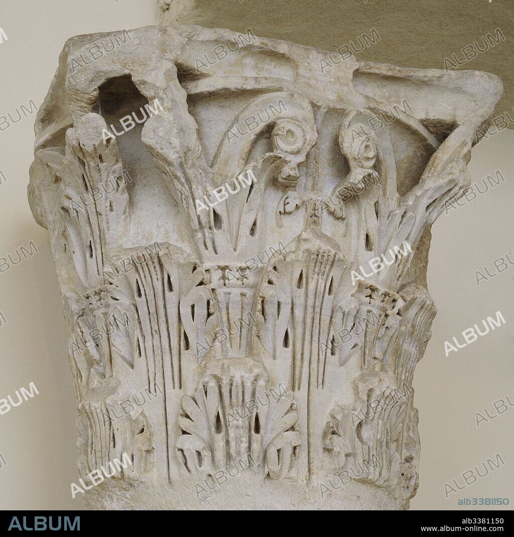 Capitel corintio decorado con hojas de acanto. Procedente de el Forum Provincial. Siglo II d. C. Tarragona. Museo Nacional Arqueológico. Tarragona, Cataluña. España. Corinthian capital decorated with acanthus leaves. From Provincial Forum, Tarragona, 2nd century AD. National Archaeological Museum. Tarragona. Catalonia, Spain.