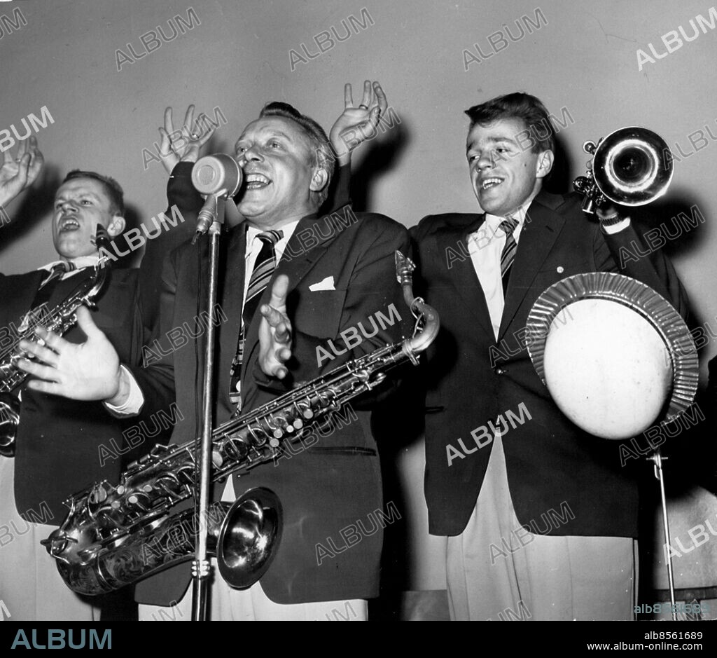 Arkiv 19561211 - Bosse Magnusson på altsax, Carl-Henrik Norin, tenorsax och Jan Allan, trumpet, i Carl-Henrik Norins orkester från år 1956.. Foto: Arne Schweitz Code: 1049. COPYRIGHT SCANPIX SWEDEN.