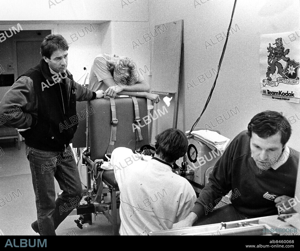 Göteborg - 1986-12-20 - Patrik Sjöberg står och hänger - till vänster ses hans tränare Viljo Nousiainen *** Local Caption *** GP - Foto: Thore Leykauff. KAMERAREPORTAGE.