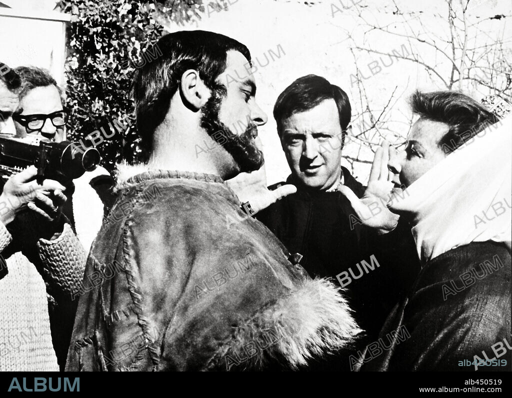 ANTHONY HARVEY, ANTHONY HOPKINS y KATHARINE HEPBURN en EL LEÓN EN INVIERNO, 1968 (THE LION IN WINTER), dirigida por ANTHONY HARVEY. Copyright AVCO EMBASSY.