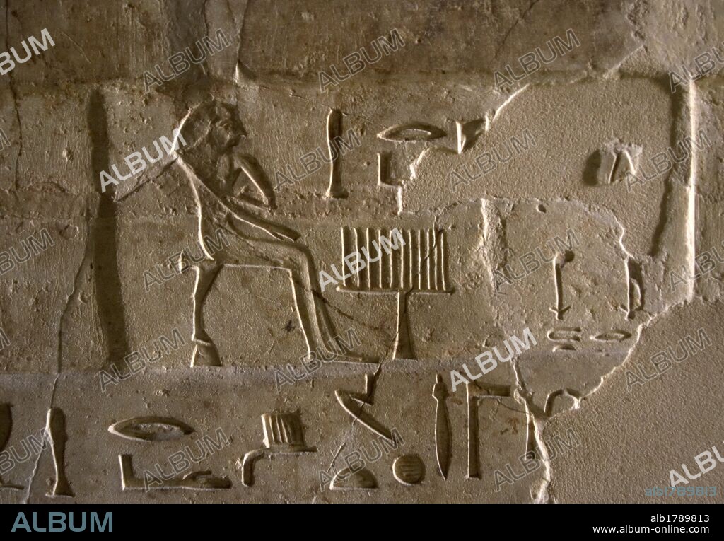 ARTE EGIPCIO. EGIPTO. TUMBA DE NEFER Y KA-HAY. Perteneciente a la V Dinastía. Fué construida por Nefer para su familia. De una única sala, y con un total de nueve tumbas. Relieve jeroglífico con la representación de difunto junto a la mesa de ofrendas. IMPERIO ANTIGUO. NECROPOLIS DE SAKKARA. Egipto.