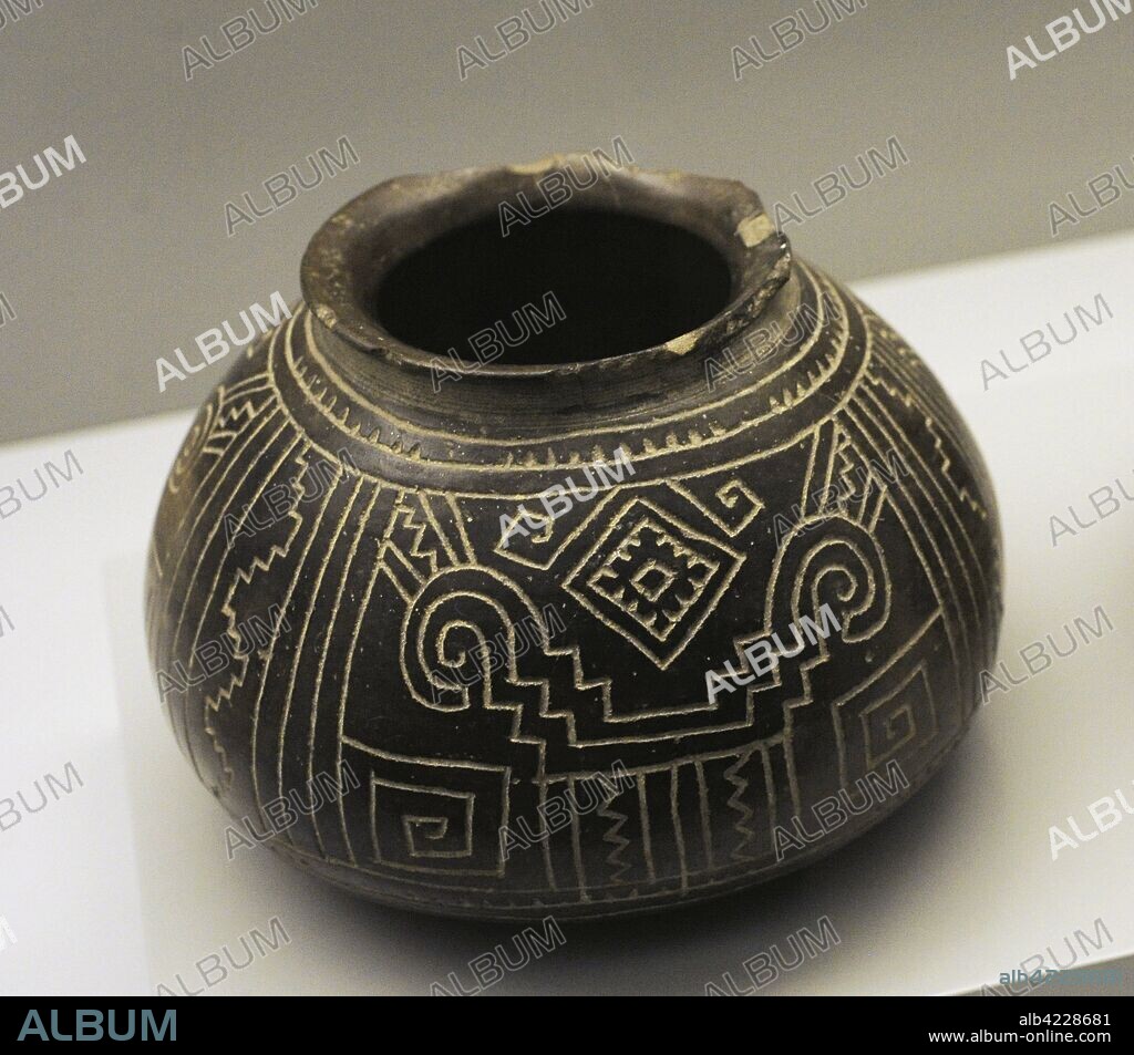 Vasija globular. Decoración geométrica. Cerámica. Cultura Manteña, Período de Integración (500-1533 d. C.). Ecuador. Museo de América. Madrid. España.