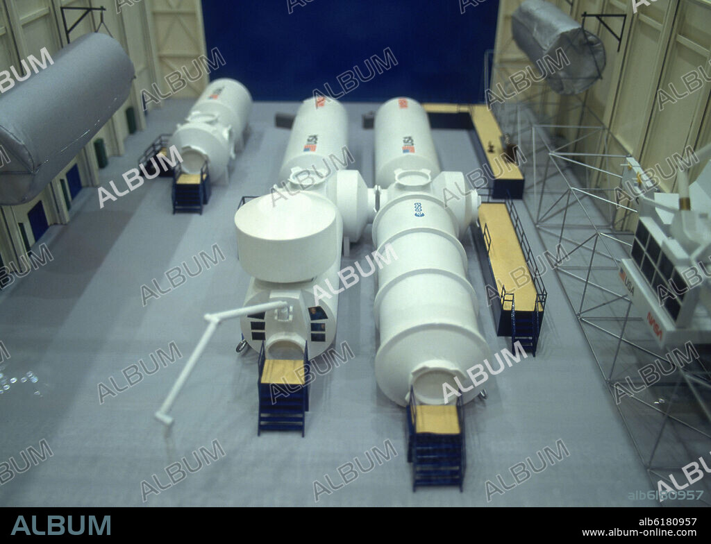 INTERIOR-MAQUETA DE SATELITE ESPACIAL.