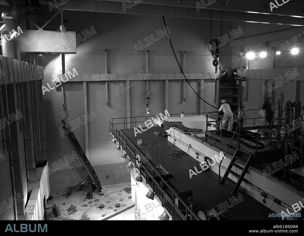 INTERIOR DEL CENTRO JUAN VIGON DE ENERGIA NUCLEAR INAUGURADO EN 1958 - FOTOGRAFIA EN BLANCO Y NEGRO - AÑOS 50.
