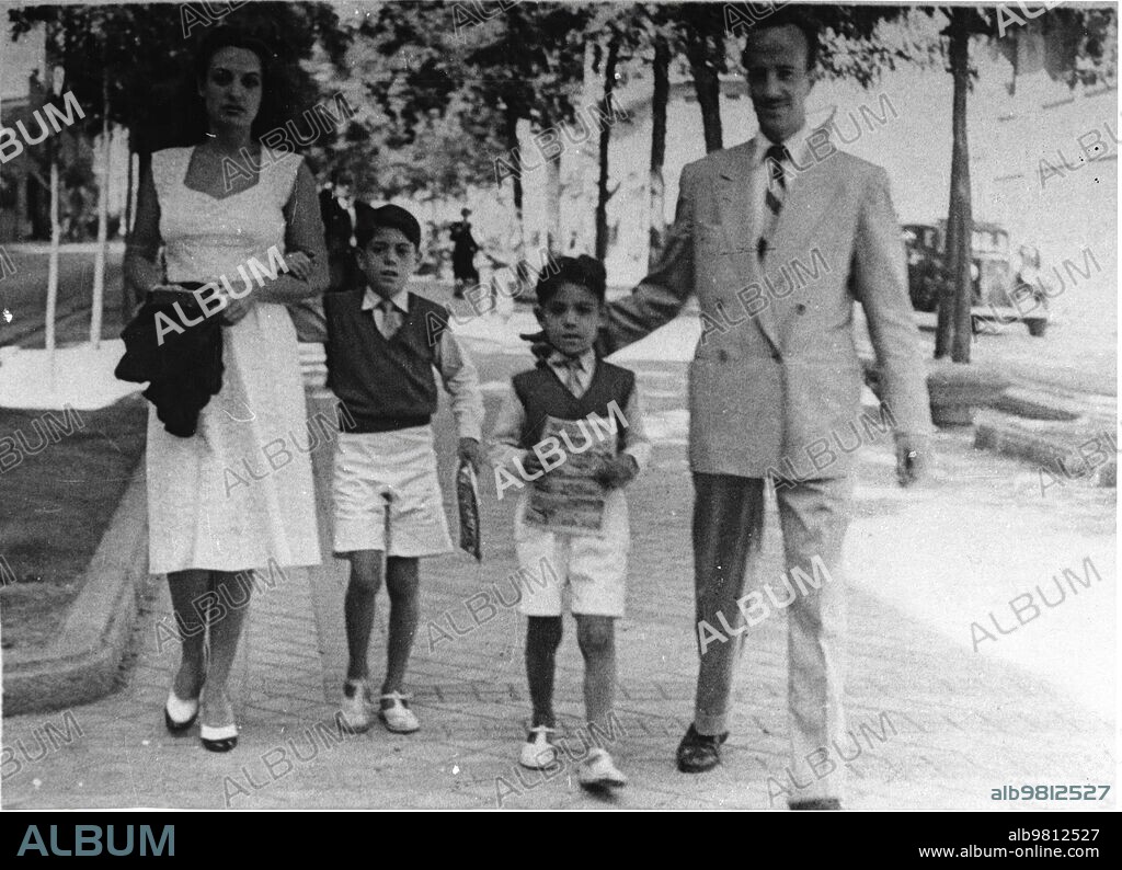 Madrid, 1953 (CA.). Julio Iglesias y su hermano Carlos paseando con sus padres por las calles de Madrid.