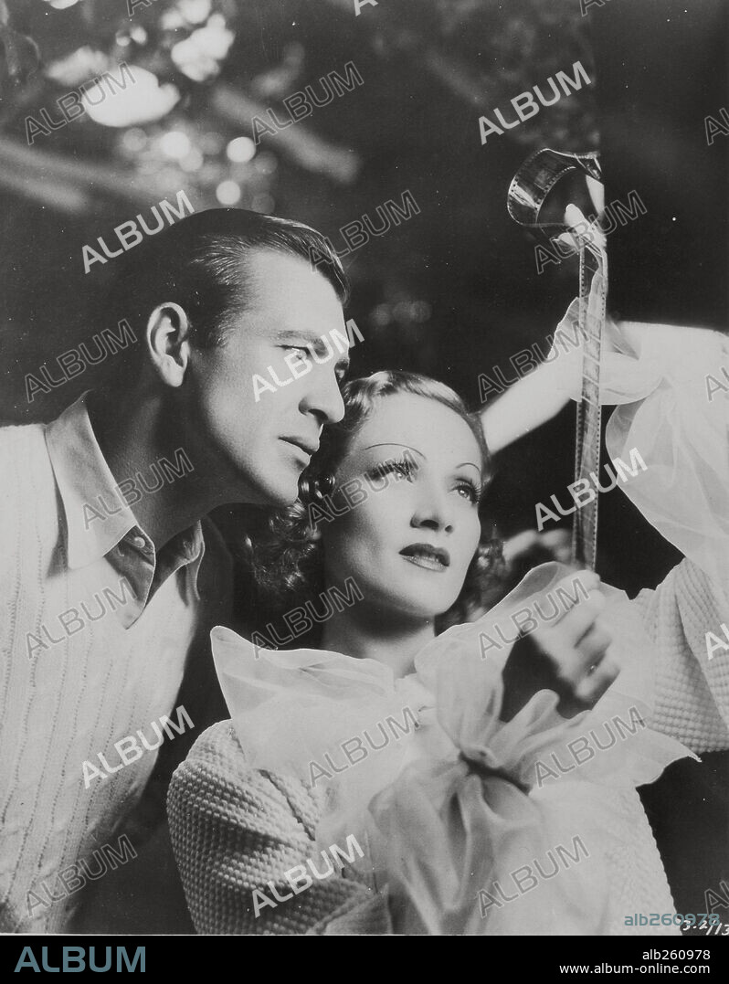 GARY COOPER und MARLENE DIETRICH in DESIRE, 1936, unter der Regie von FRANK BORZAGE. Copyright PARAMOUNT PICTURES.