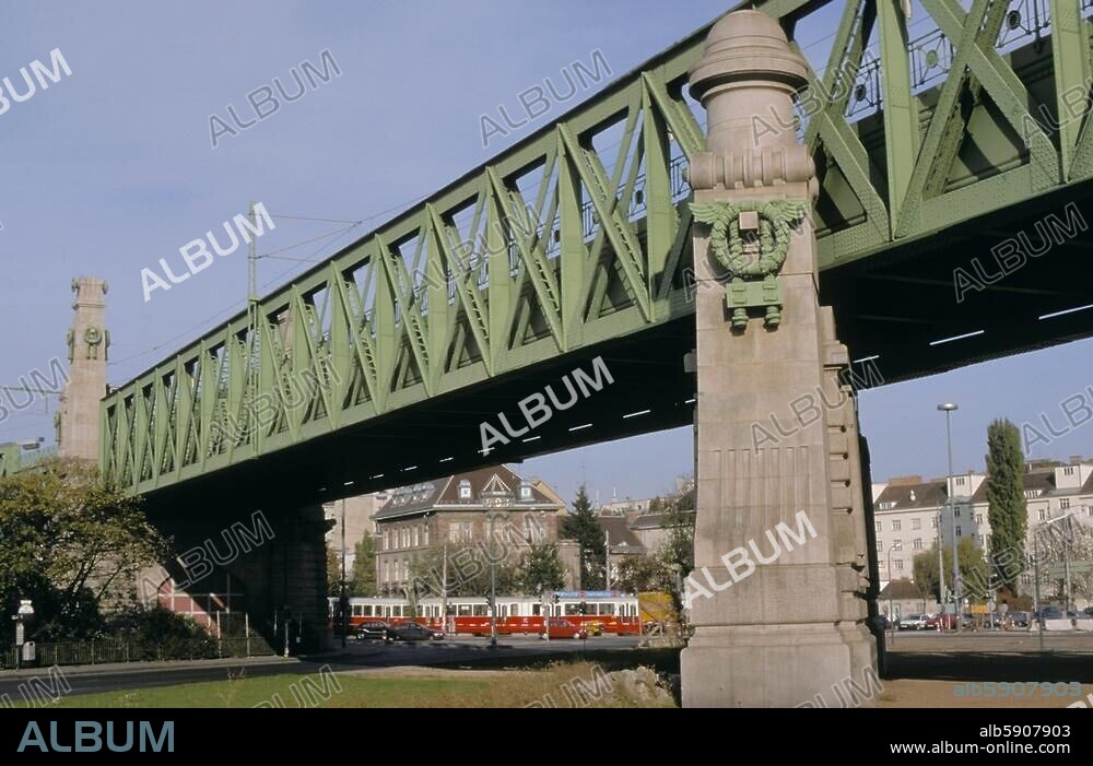 Wien (Österreich), Stadtbahn - Gürtellinie, Brücke über die Wienzeile. (Stadtbahnbrücke zwischen den Stationen Gumpendorfer Straße und Meidlinger Hauptstraße; erbaut 1894-1900; Arch.: Otto Wagner). Ansicht. Foto, undat.