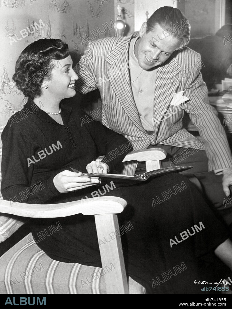 DAN DURYEA and DOROTHY LAMOUR in MANHANDLED, 1949, directed by LEWIS R. FOSTER. Copyright PARAMOUNT PICTURES.