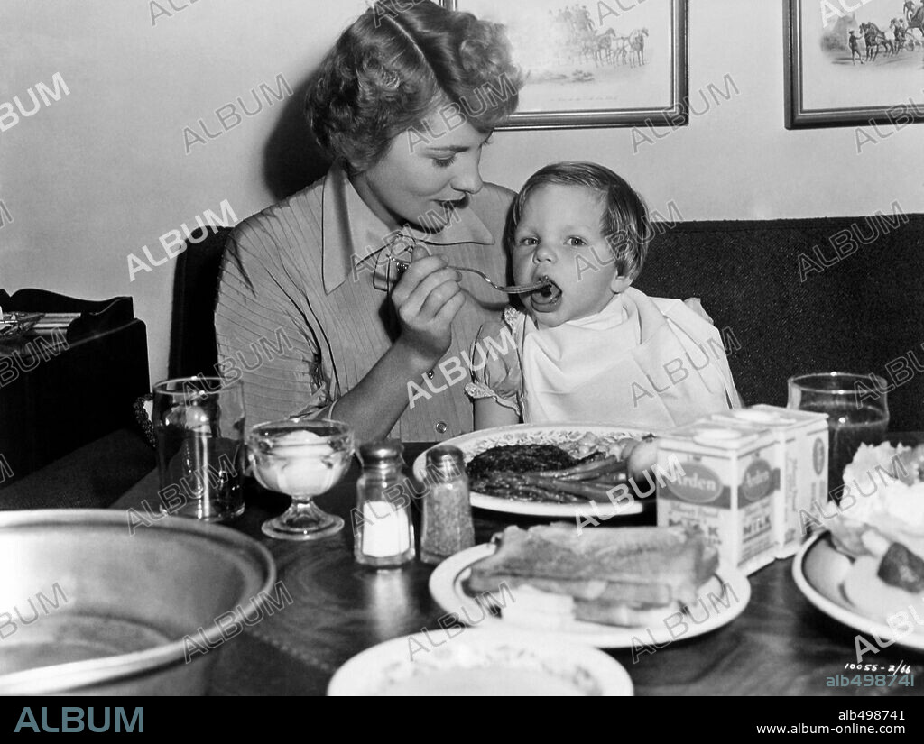 JOAN FONTAINE in SOMETHING TO LIVE FOR, 1952, directed by GEORGE STEVENS. Copyright PARAMOUNT PICTURES. Joan Fontaine con su hija Debbie, en un descanso del rodaje de la película 'Something to Live For'.