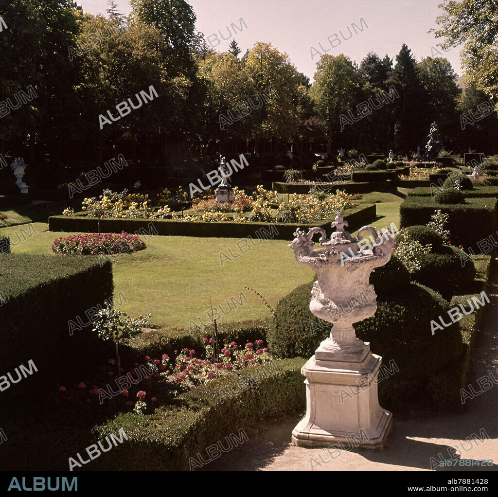 RENE CARLIER. JARDINES DE LA FUENTE DE LA FAMA - FOTO AÑOS 60.