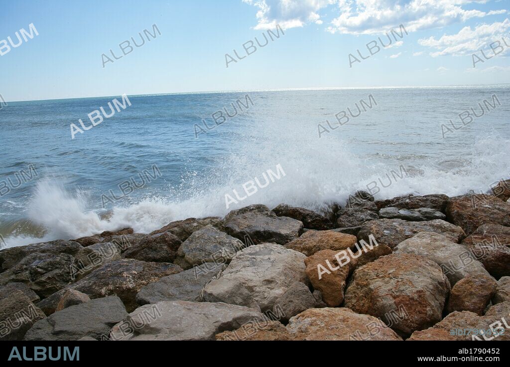Vista del MAR junto al rompeolas. Salou. Comarca del Tarragonès. Provincia de Tarragona. Cataluña.