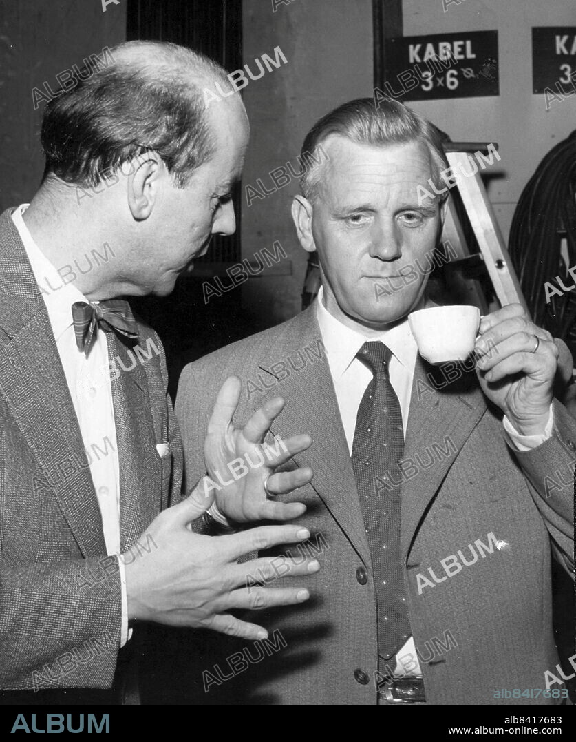 Stockholm 1957-10-11. Pensionsdebatt i radio. Wilhelm Röhl i Radiotjänst tar upp ett tekniskt problem med LO-basen Arne Geijer i kaffepausen.. Foto: Alf Lidman / DN / TT / Kod: 192. ** SvD OUT **.