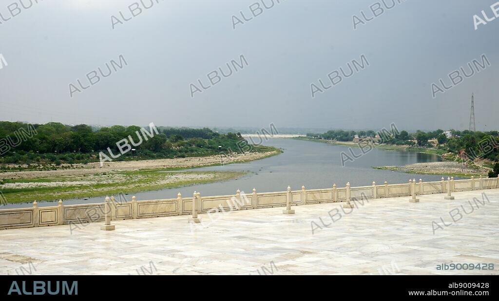 Views of the tributary Yamuna River, it is the longest and second largest tributary River of the Ganges in northern India. Dated 21st Century.