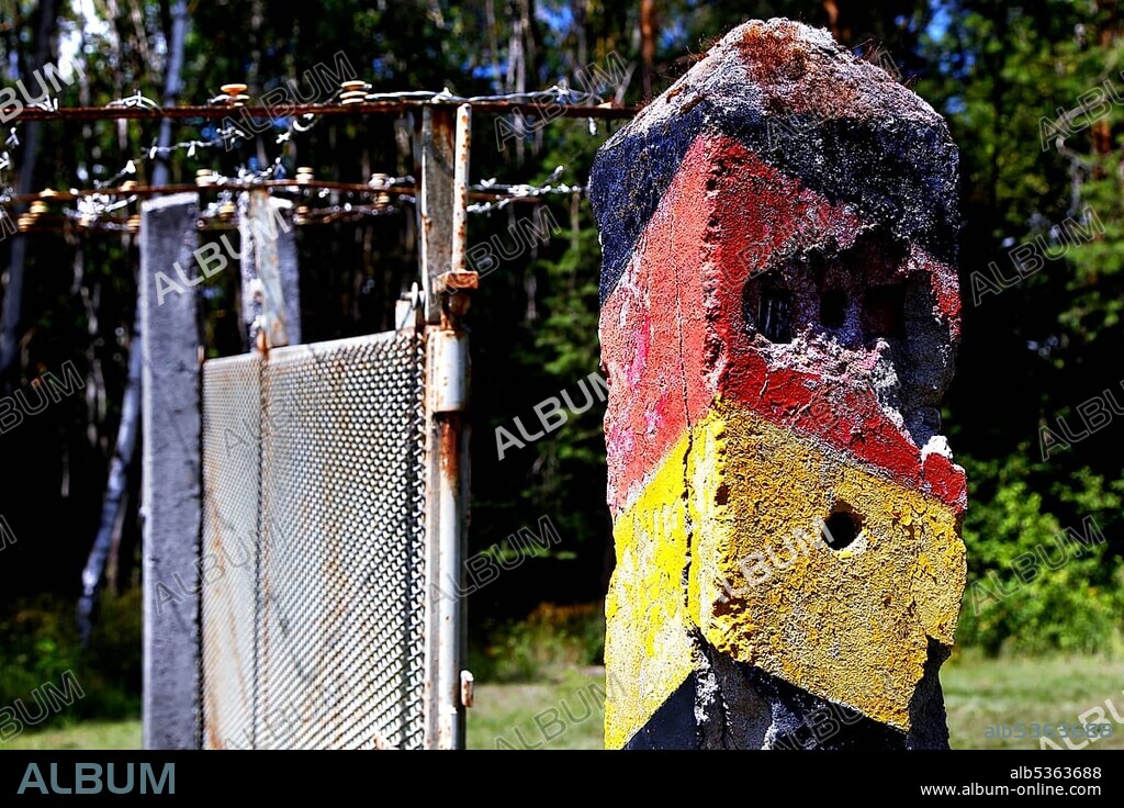 GDR border post, border post, border fence, expanded metal fence, border signal fence, barbed wire fence, column path, perforated plate path, Green Belt, border path, former German-German border, Heldburger Zipfel, Heldburger Land, between Rieth, Heldburg, Landkrei.