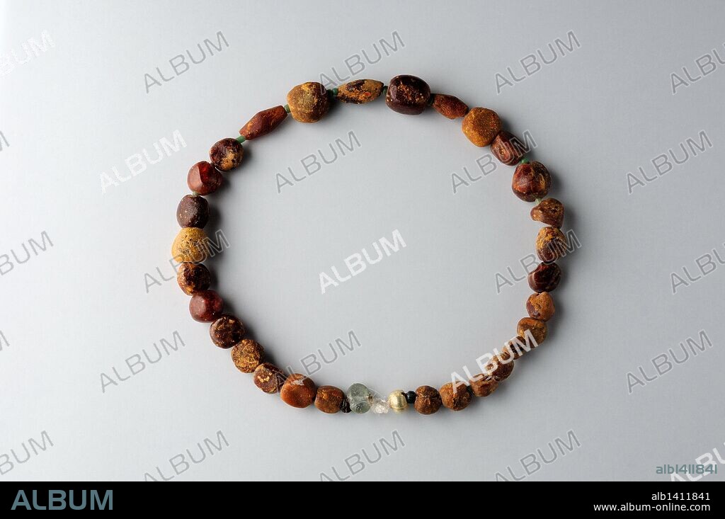 Collar compuesto de 39 cuentas ( malaquita ambar y vidrio ) Diametro 10 cm  ( Siglo VI- VII dc ) - Epoca Visigoda , procedente de la " Necrópolis de Afligidos " - Yacimiento arqueológico de Complutum en Alcalá de Henares ( Madrid ). ESPAÑA .