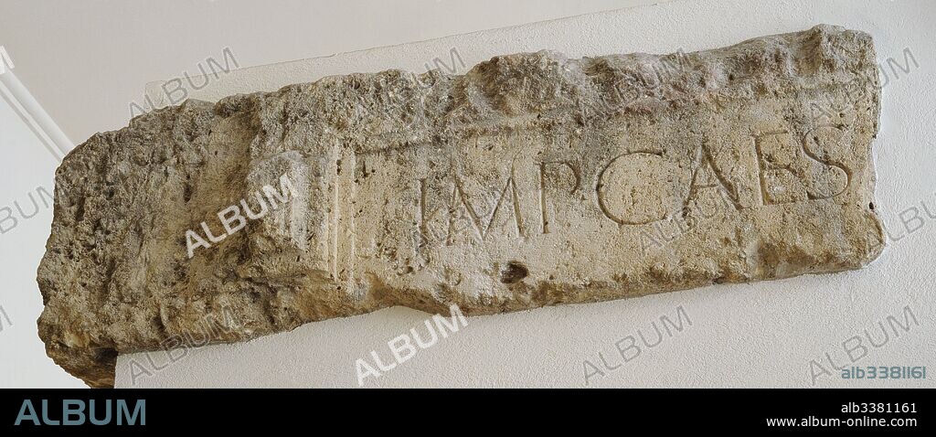 Fragmento de friso con inscripción. Siglo I-II d. C. Procedente del teatro de Tarraco. Conserva un fragmento de la inscripción dedicatoria, que hace referencia a los títulos imperiales. Museo Nacional Arqueológico. Tarragona. Cataluña. España. Fragment of a frieze. 1st-2nd century AD. Inscription dedicated. Imperial titles. Coming from the theater of Tarragona. National Archaeological Museum. Tarragona. Catalonia, Spain.