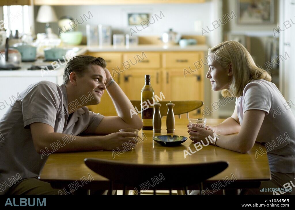 KATE WINSLET and Leonardo DiCaprio in REVOLUTIONARY ROAD, 2008, directed by SAM MENDES. Copyright BBC FILMS/EVAMERE ENTERTAINMENT/NEAL STREET PROD. / DUHAMEL, FRANÇOIS.