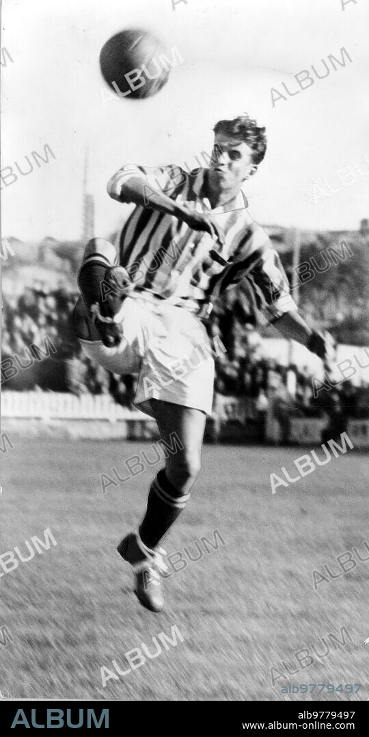 Simón Lecue Andrade. Player formed in the Alavés sports team, from where he came to Betis. He played both as a midfielder and as a left interior player. He was born in Arrigorriaga (Vizcaya) on February 11, 1912. He debuted in the first division on December 7, 1930 in the real Sociedad-Alavés match, which ended with a two-goal draw. With the Alavesista team he played two seasons in the first team and in 1932 he signed for Betis. He played for the Verdiblanco club for three seasons and was part of the team that won the league champion in the 1934-35 season. At the end of that season he signed for Real Madrid, a team in which he played four seasons with the break of the Civil War. He ended up at Valencia, where he played another four seasons. In total, in the first division he played 248 games, in which he scored 59 goals. In Betis, Specifically, He Played 55 Games and Scored 24 Goals.