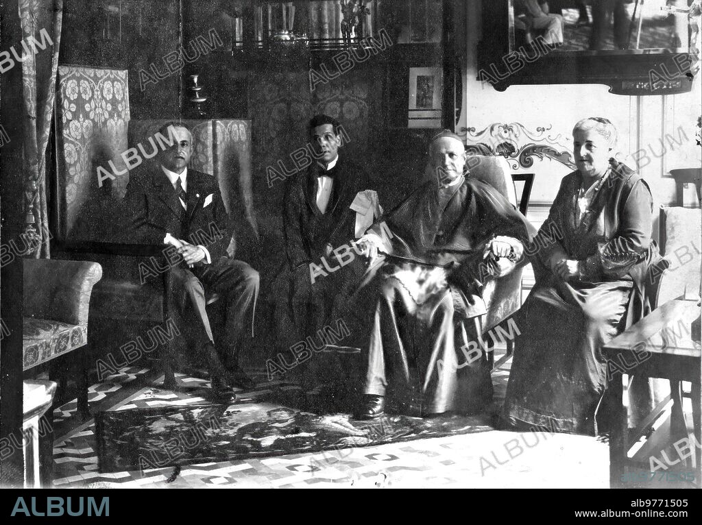 Una Conversion en Granada. El arzobispo de Granada(Jose Meseguer y Costa), con doña concepción Damas, D. Manuel de la Chica (que Feuron los Padrinos) y el comerciante de Joyeria don Samuel Tovy, converso de la religión Hebrea, que Recibió los Primeros Sacramentos en la catedral el 1 de Julio (la Fota Estomada en casa de la Sª Damas).