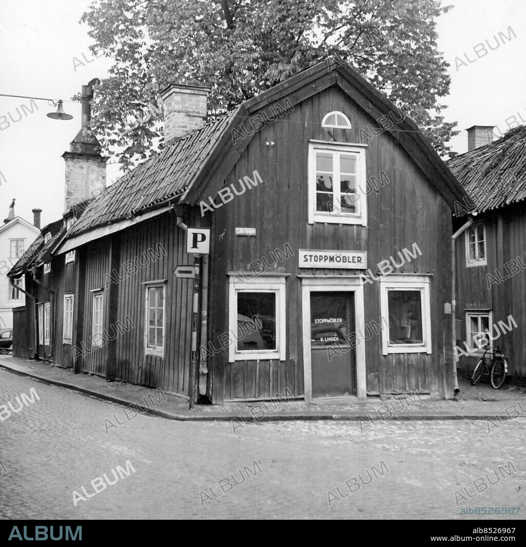 Norrtälje 1952-09-27. Lilla Torget. Wallinska gårdarna från 1700-talet Foto: SvD / TT / kod 12014.
