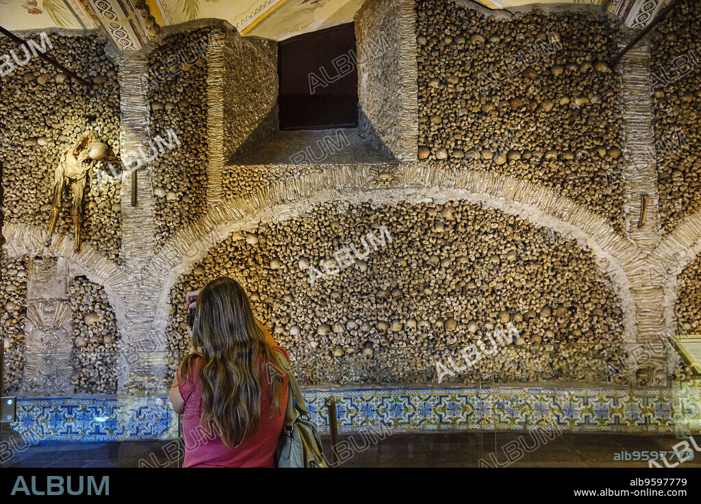 Capela dos Ossos, capilla de los huesos, construida en el siglo XVI, convento de San Francisco, gotico-manuelino, siglo XV, Evora,Alentejo,Portugal, europa.