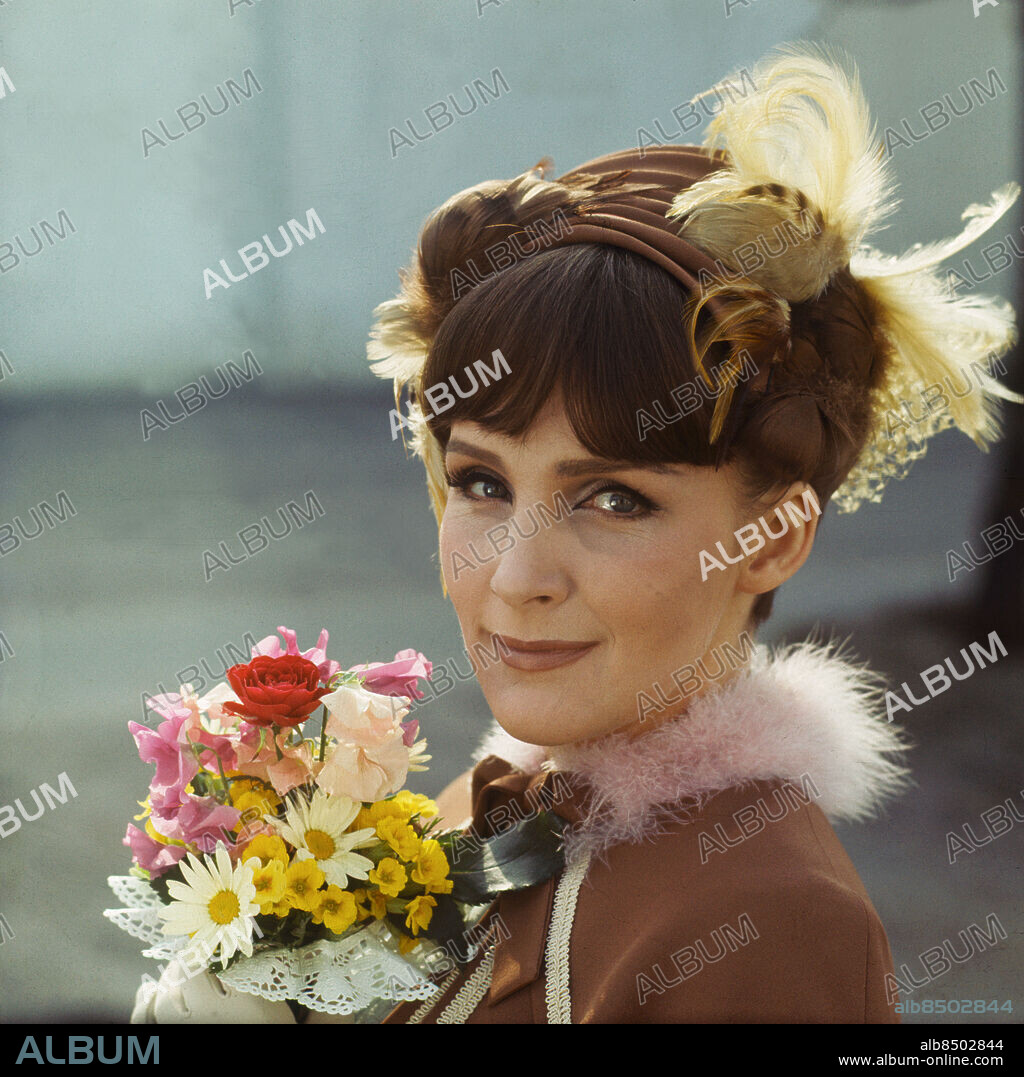 1966-04.. PARISISKAN Komedi av Henry Becques i regi av Håkan Ersgård. Sänt första gången 1966-05-30. Publ i RiR 22/66, omslag. Fjädrar Make-up Pannlugg Smink Svandun CD541 persons: CATRIN WESTERLUND sites: SVERIGE.
