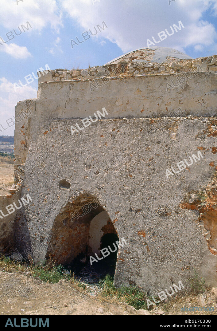 RUINAS DEL ANTIGUO HORNO ARABE PARA COCER CERAMICA - ENTRADA.