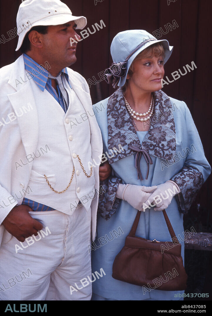 1972-07.. SKÄRGÅRDSFLIRT Folklustspel i tre delar av Gideon Wahlberg i regi av Bo Hermansson. Sänt första gången 1972-12-23 Scenkläder Handväskor Scenkläder Pärlhalsband Kragar persons: FOLKE HJORT;SIV ERICKS sites: SVERIGE.