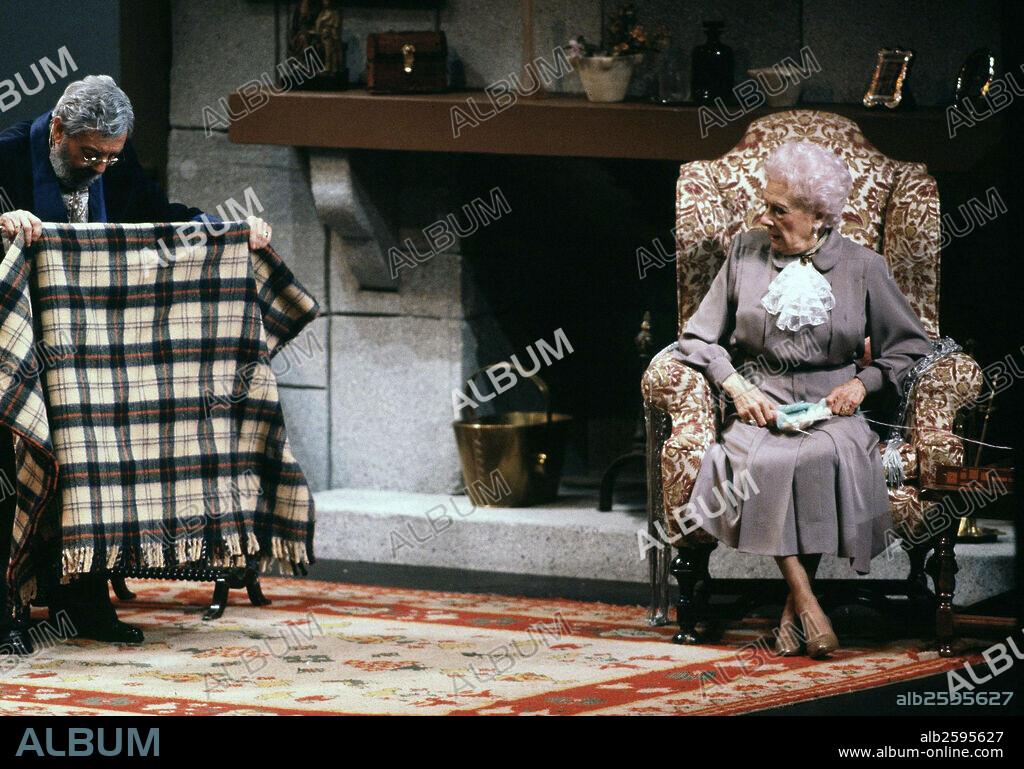 LOPEZ RUBIO , JOSE. ESCRITOR ESPAÑOL . MOTRIL ( GRANADA ) 1903-1966. TEATRO." CELOS DEL AIRE " , REPRESENTACION TEATRAL , MADRID 1991. ACTRIZ , AURORA REDONDO.