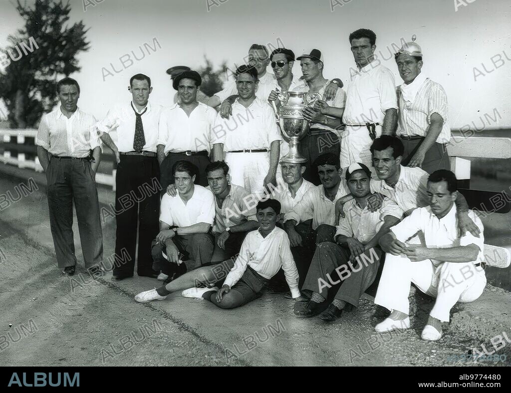 Julio de 1935. Los jugadores del Sevilla F.C. posan con la copa de España, conquistada en Madrid frente al Sabadell, en su viaje de regreso. En la foto aparecen, entre otros, Ramón Encinas, Guillermo Campanal, López,  Torrontegui.