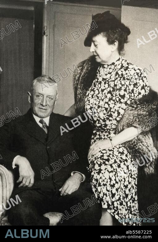 Thyssen, Fritz Unternehmer, seit 1926 Vorsitzender der Vereinigten Stahlwerke, 1939 Emigration i. d. Schweiz, 1940-45 KZ-Haft. 1873-1951. Fritz Thyssen mit seiner Frau Amelie (in Paris, April 1940 ?). Foto.