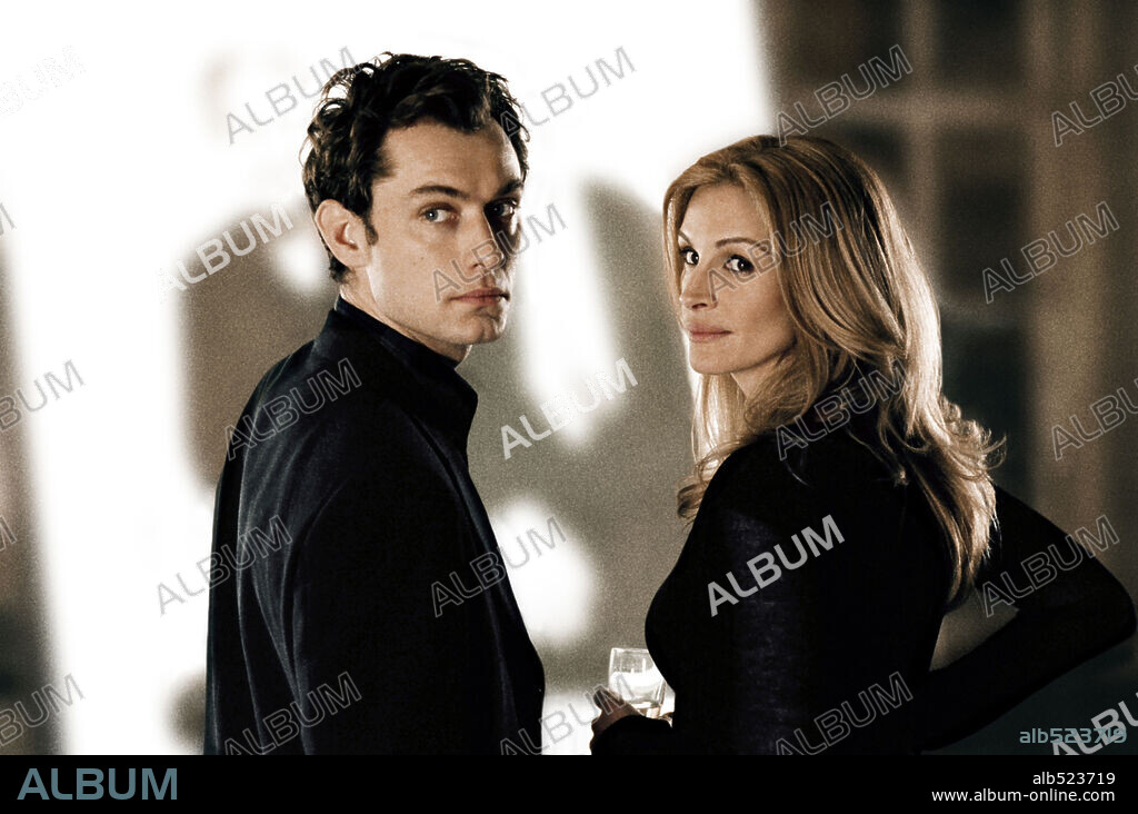 JUDE LAW and JULIA ROBERTS in CLOSER, 2004, directed by MIKE NICHOLS. Copyright COLUMBIA PICTURES / COOTE, CLIVE.