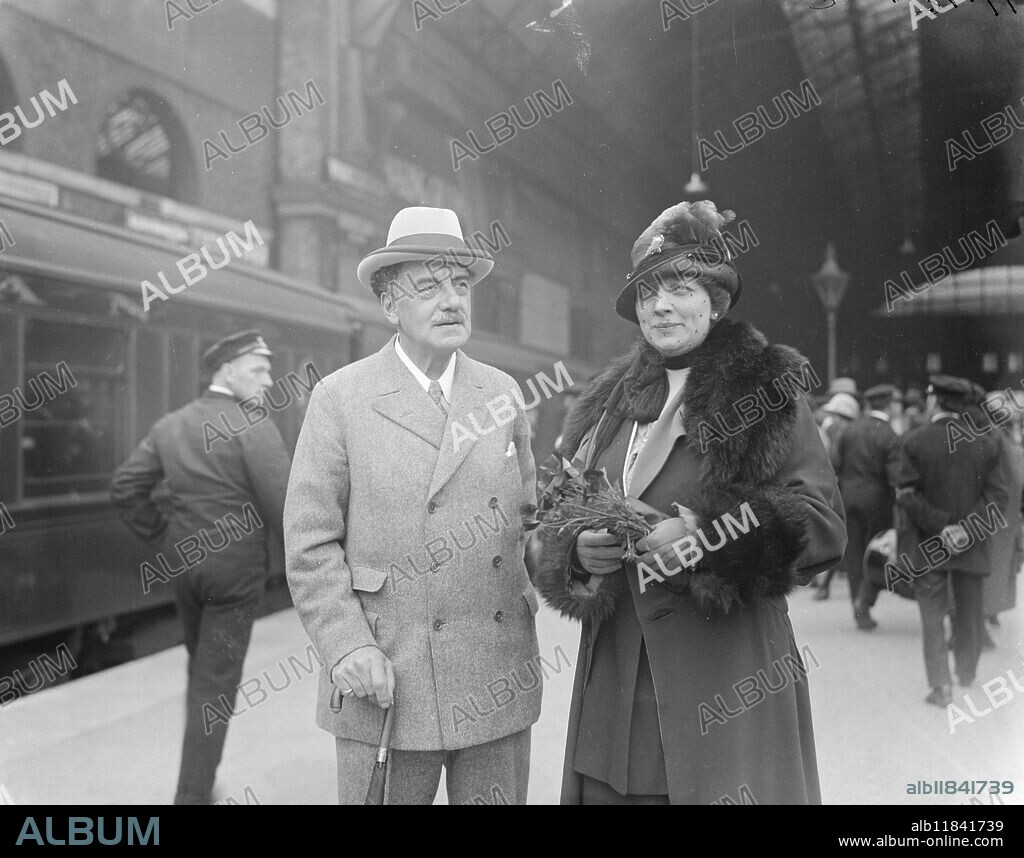 Mme Hilda Roosevelt , niece of the late Theodore Roosevelt , arrived at Victoria Station , to sing at La Scala in Mr Isidore de Lara ' s opera " The Three Musketeers " . With Mme Roosevelt is Mr Isidore de Lara . 9 June 1924.