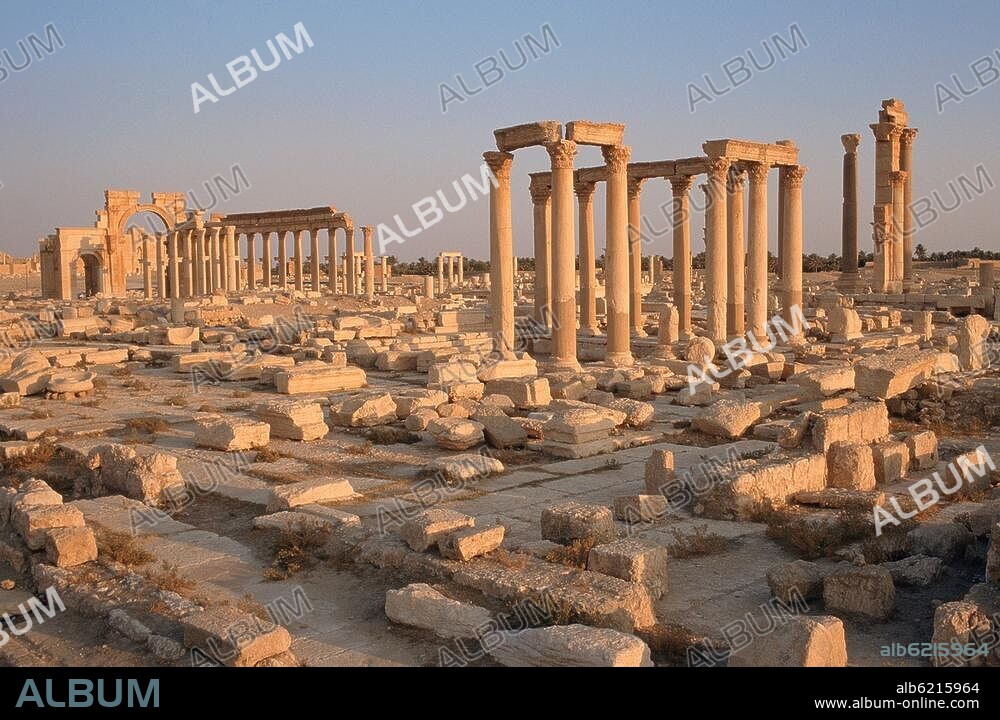 Palmyra / Tadmur (Syrien), Große Säulenstraße (römisch, Ende 2./1.Hälfte 3.Jh.n.Chr.) Großes Bogentor, sog. Hadrianstor (Triumphtor; erbaut um 200 unter Kaiser Septimius Severus).-Großes Bogentor und Säulenstraße von Norden.-Foto, 1995.