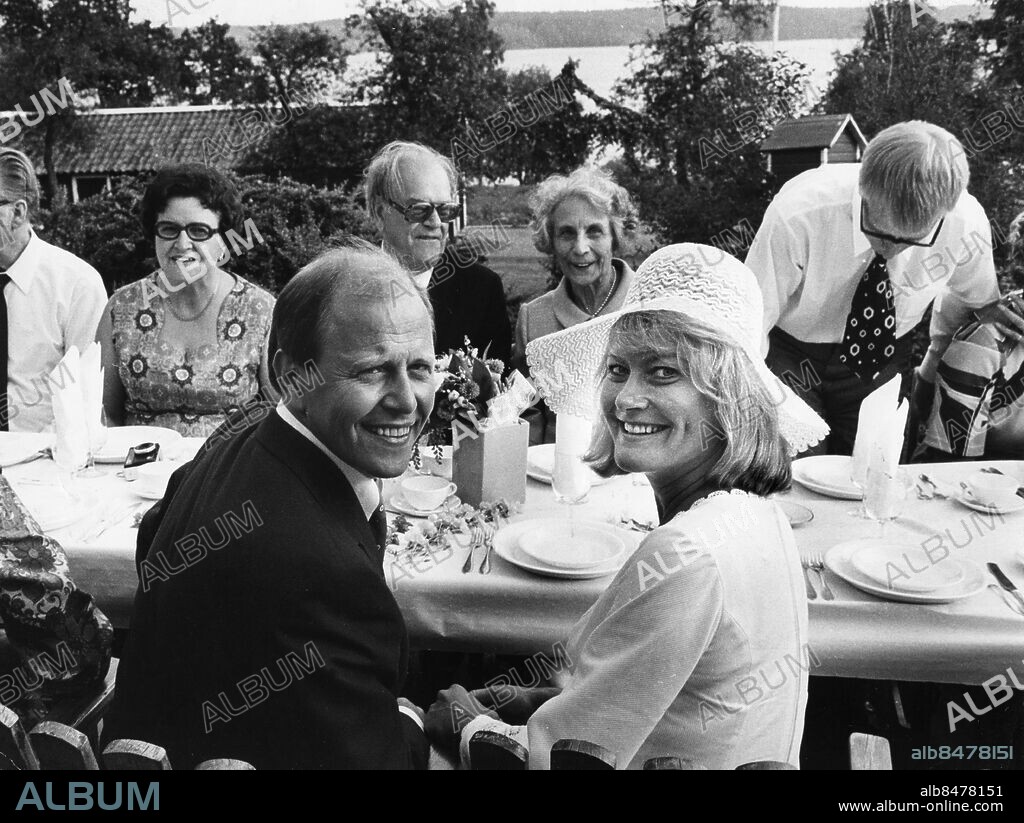 SÖRMLAND19740622. Sångerskan och skådespelerskan Monica Zetterlund och hennes nyblivne make Sture Åkerberg sitter till bords för att äta bröllopsmiddag på gården Solbacken i Sörmland efter vigseln sommaren 1974. Mitt i mot bröllopsparet sitter före detta statsminister och Socialdemokraternas partiledare Tage Erlander med sin fru Aina.. Foto: Svenskt Pressfoto / SCANPIX / Kod: 20360.