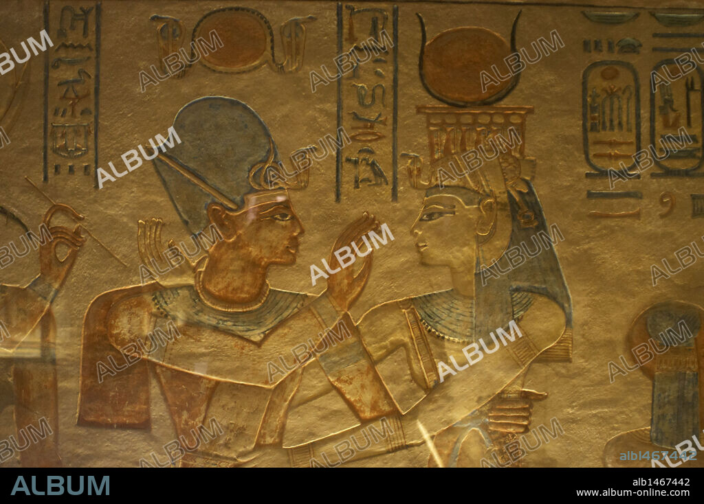 ARTE EGIPCIO. EGIPTO. TUMBA DE AMEN KHOPSHEF, hijo de Ramses III. Detalle de uno de los relieves policromados que decoran las paredes de la cámara mortuoria. Diosa Hathor junto al príncipe. Tenía el título de "Heredero al Trono" y murió a la edad de 15 años. Dinastía XX. Imperio Nuevo. VALLE DE LAS REINAS. Ribera Occidental del Nilo. Egipto.