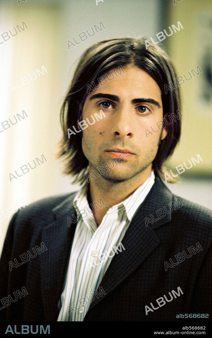 JASON SCHWARTZMAN in I HEART HUCKABEES, 2004, directed by DAVID O. RUSSELL. Copyright 20TH CENTURY FOX / BARIUS, CLAUDETTE.