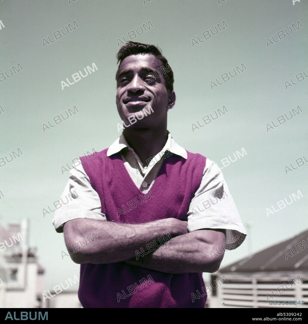 SAMMY DAVIS JR. Circa 1947, Hollywood, California, USA: American actor, singer and dancer SAMMY DAVIS Jr smiles during a portrait shoot on a Hollywood rooftop.