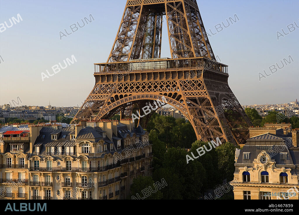 FRANCIA. PARIS. Vista parcial al atardecer de la TORRE EIFFEL, obra del siglo XIX de Gustave EIFFEL.
