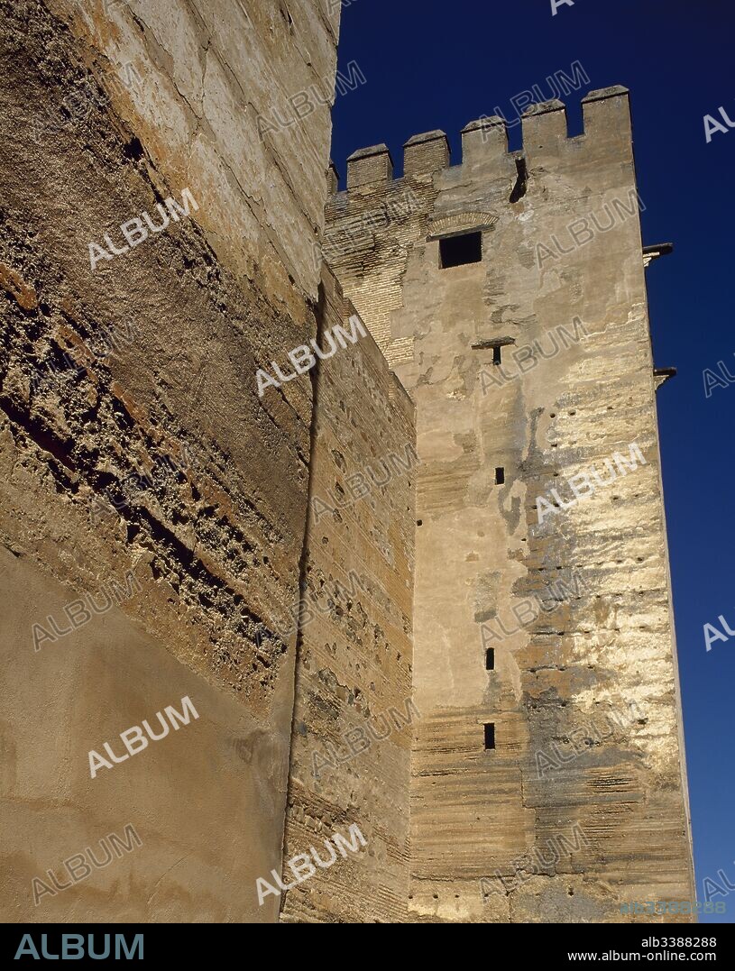 La Alhambra. Vista de la Torre del Homenaje de La Alcazaba, recinto mandado construir por Mohammed I en el año 1238 en la parte occidental. Granada. Andalucía. España.