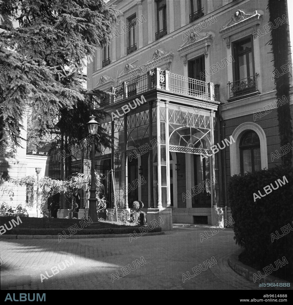 British Embassy, 116 Calle Fernando el Santo, Madrid, Spain, 1954. The porch and balcony of the embassy building, photographed for the Ministry of Works.