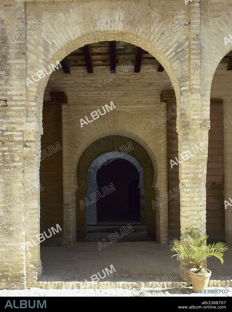 Alcázar de Jerez de la Frontera. Data del siglo XII, bajo control almohade "Sharish". Mezquita, situada en el interior del recinto, transformada en la Iglesia de Santa María por el rey Alfonso X el Sabio. Detalle de la entrada. Provincia de Cádiz. Andalucía. España.