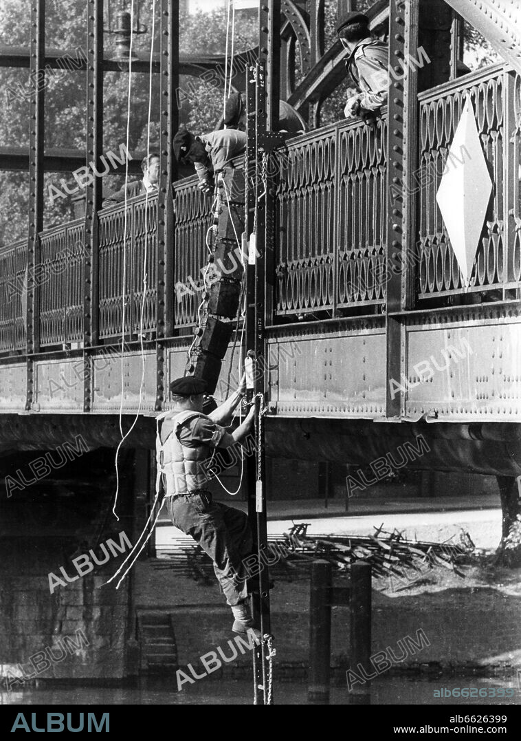 Pioneer troops, stationed in Berlin, practice the demolition of a bridge on the 10th of September in 1963. The pedestrian bridge "Gerickesteg" near train station Bellevue can be seen in the picture. 10/09/1963