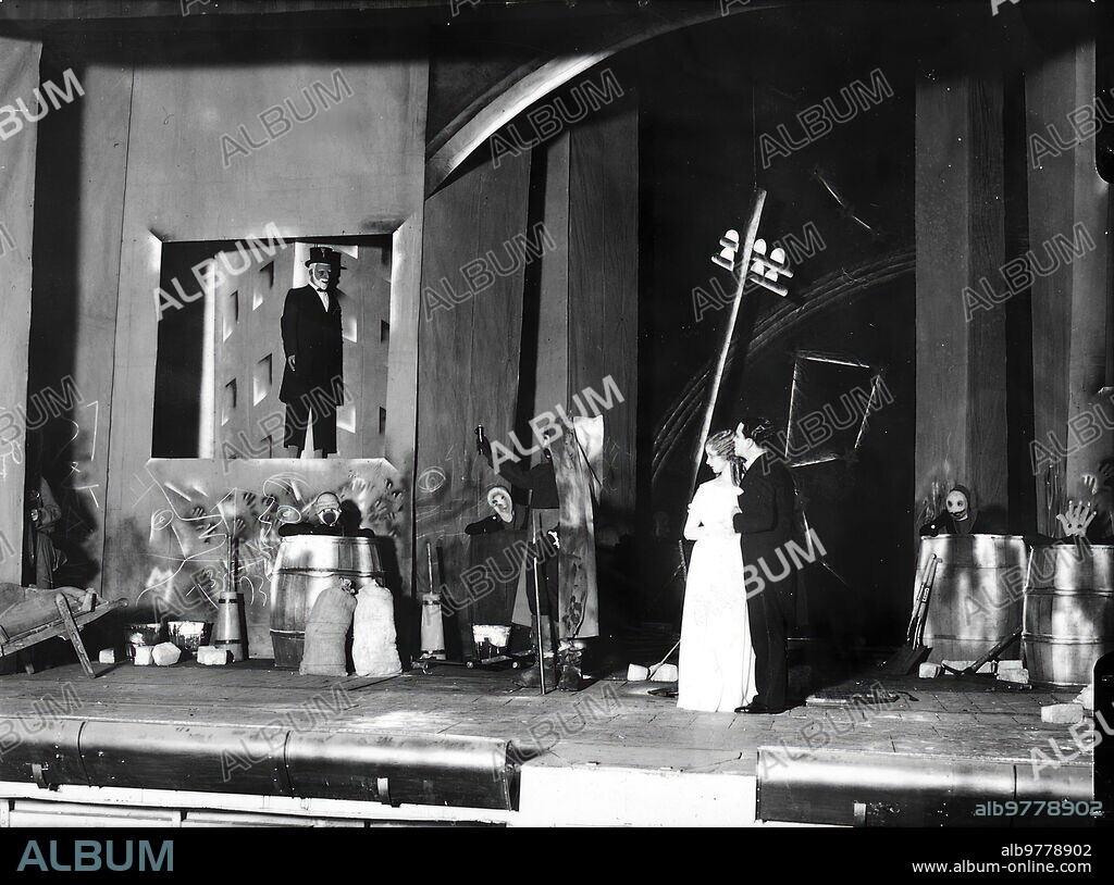 Estreno del auto sacramental de Rafael Alberti " el hombre Deshabitado " en el teatro de la Zarzuela de Madrid (26.02.1931).