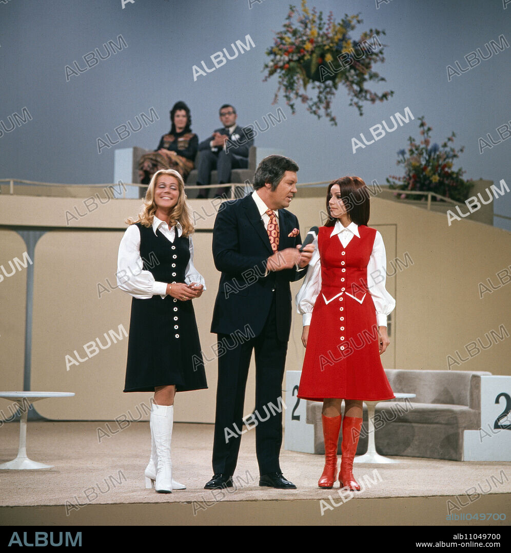 Drei mal Neun, ZDF quiz show, Germany, 1971, on the photo: presenter Wim Thoelke with the assistants Gaby Schnelle and Rabea Hartmann. Drei mal Neun, TV quiz show, Germany, 1971, on the photo: presenter Wim Thoelke with the assistants Gaby Schnelle and Rabea Hartmann.