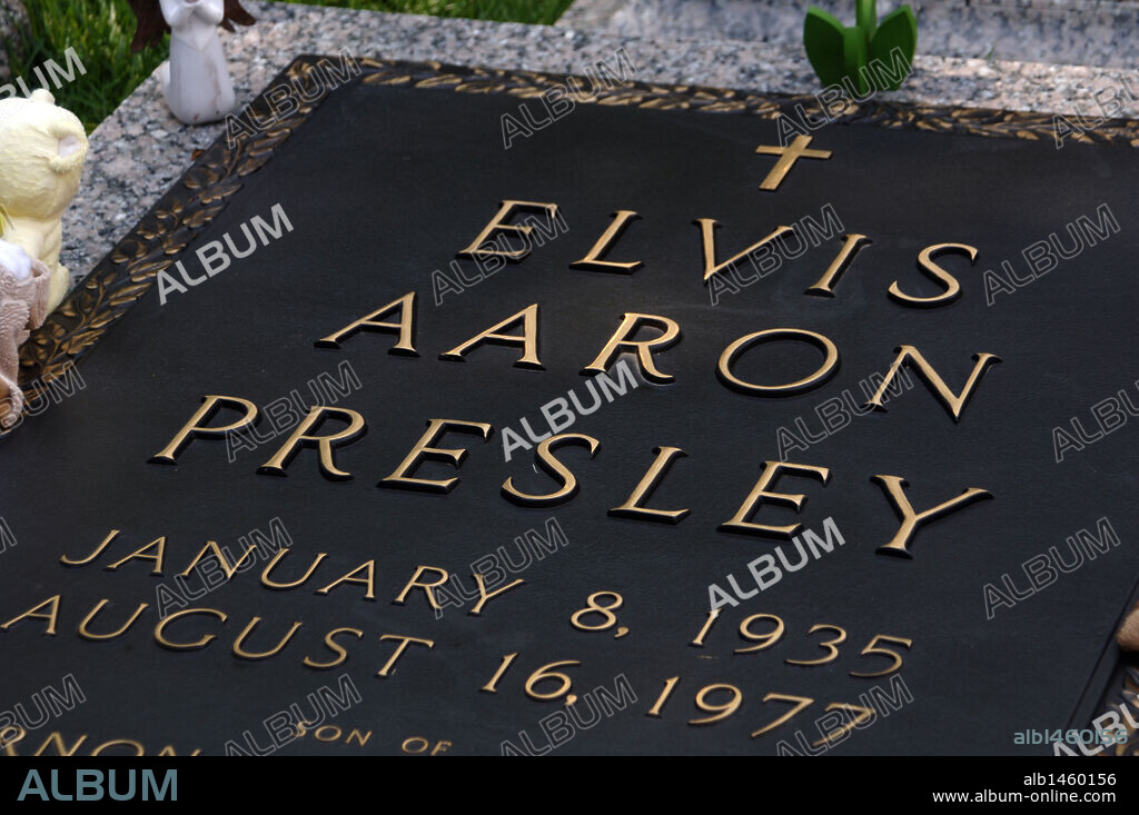 Tennessee. Memphis. Graceland Mansion to Elvis Presley (1935-1977). Meditation graden. Grave of "The King". USA.