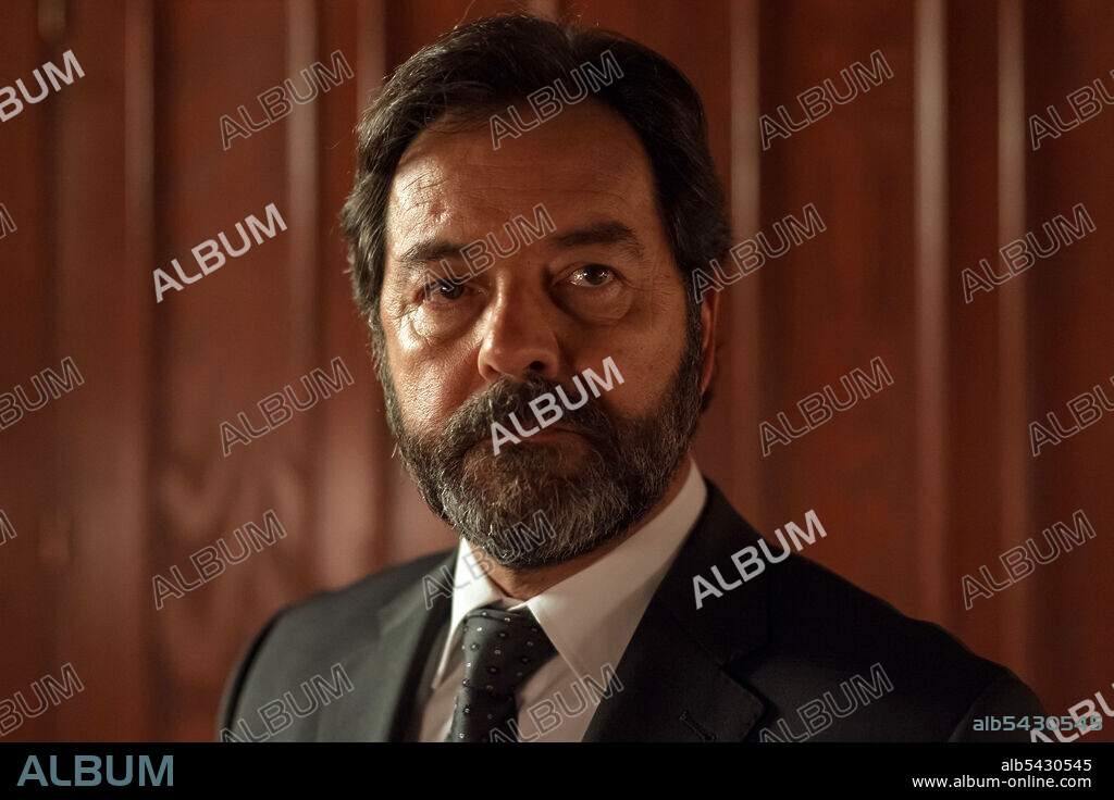 ABEL FOLK en LA EMBAJADA, 2016, dirigida por CARLOS SEDES y EDUARDO CHAPERO-JACKSON. Copyright Atresmedia Televisión / Bambú Producciones.