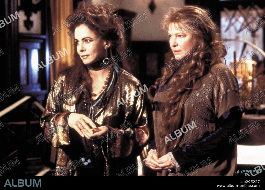 DIANNE WIEST and STOCKARD CHANNING in PRACTICAL MAGIC, 1998, directed by GRIFFIN DUNNE. Copyright WARNER BROTHERS / TENNER, SUZANNE.