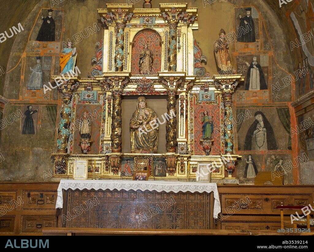 Retablo del altar mayor y pinturas góticas, en la capilla de Santa Ana, en el palacio de las Henestrosas, Siglo XVIII, Valdeolea, Cantabria, España.